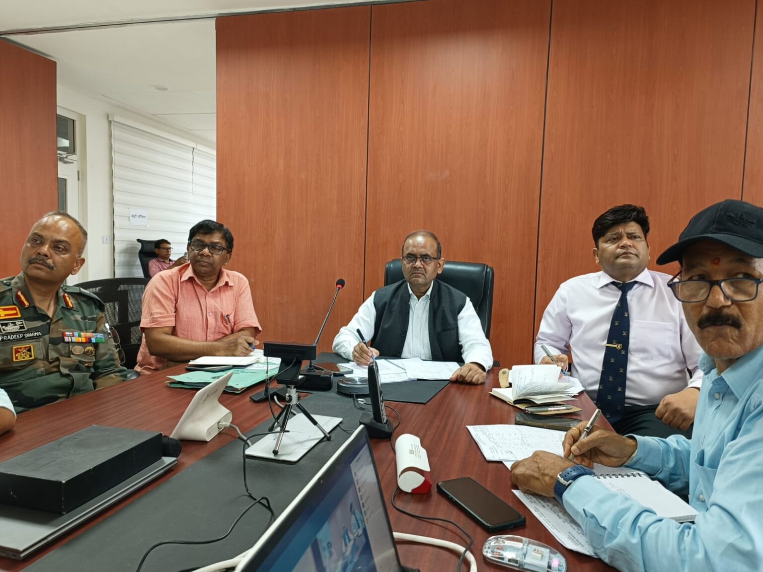 ऑरेंज अलर्ट को लेकर सचिव आपदा प्रबंधन एवं पुनर्वास श्री विनोद कुमार सुमन ने संबंधित जनपदों के जिलाधिकारियों से वार्ता कर एलर्ट पर रहने को कहा। 