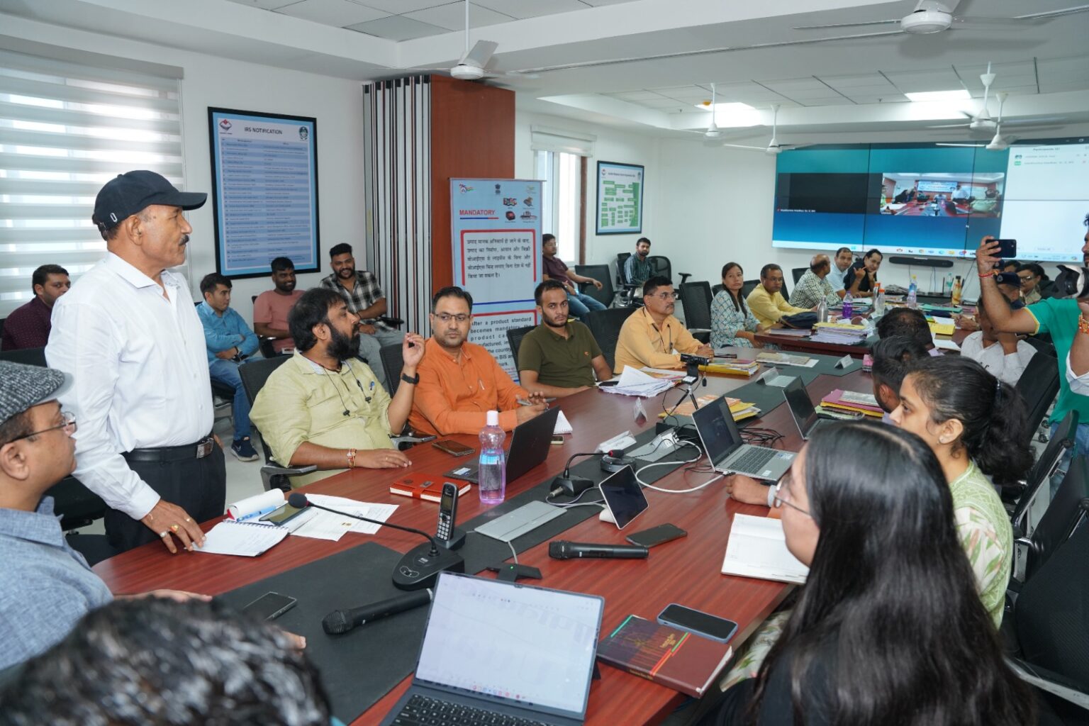 "बीआईएस और यूएसडीएमए द्वारा आयोजित कार्यशाला में उत्तराखंड के विभिन्न विभागों के अधिकारियों को आपदा न्यूनीकरण और प्रबंधन में भारतीय मानकों की महत्वपूर्ण जानकारी दी गई।"