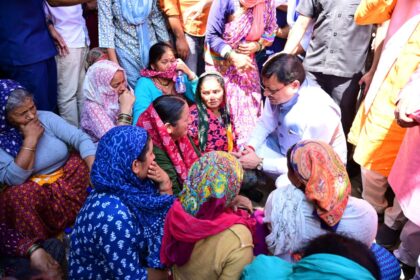 "संकट की घड़ी में सरकार पूरी तरह साथ खड़ी है" – सीएम धामी