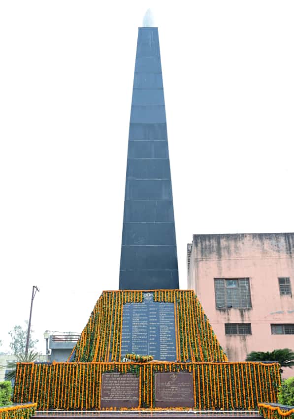 शहीदों के बलिदान से सींचा गया उत्तराखंड — उनके सपनों को साकार करने का संकल्प।”