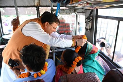 हल्द्वानी में हरी झंडी दिखाकर 32 श्रद्धालुओं को पांच दिवसीय पवित्र यात्रा के लिए रवाना किया