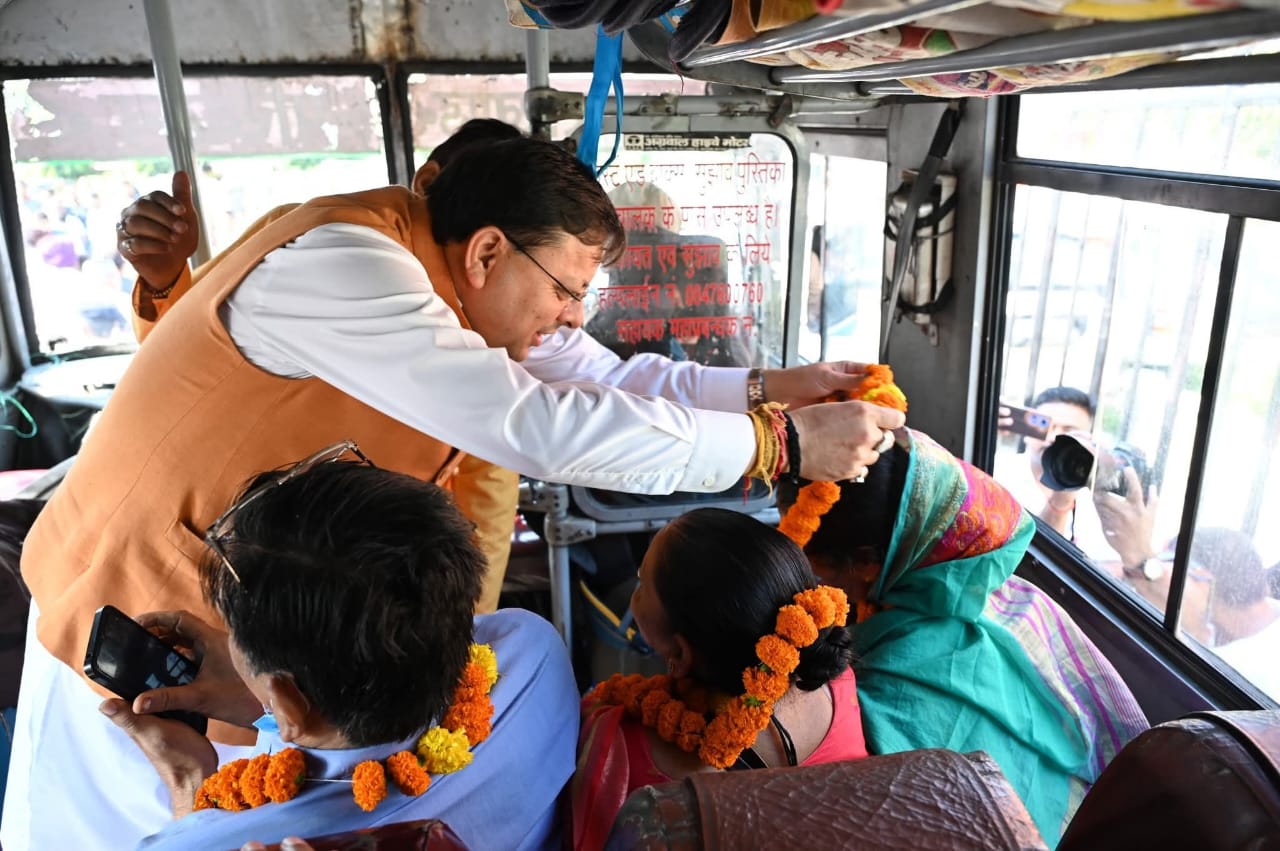 हल्द्वानी में हरी झंडी दिखाकर 32 श्रद्धालुओं को पांच दिवसीय पवित्र यात्रा के लिए रवाना किया