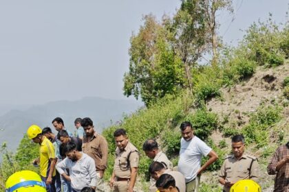सैकड़ों फीट गहरी खाई में समाया वाहन, एसडीआरएफ और पुलिस का रेस्क्यू ऑपरेशन जारी; दुर्गम रास्ते से बचाव कार्य में आ रही भारी मुश्किलें