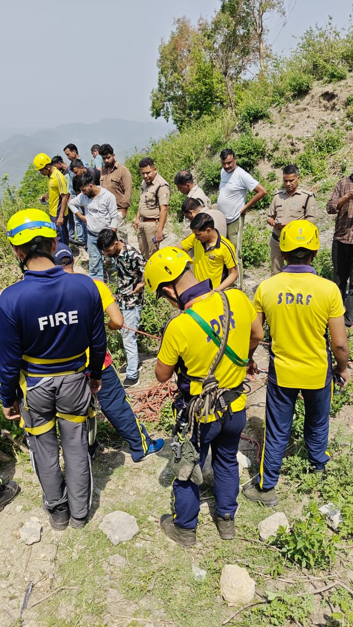 सैकड़ों फीट गहरी खाई में समाया वाहन, एसडीआरएफ और पुलिस का रेस्क्यू ऑपरेशन जारी; दुर्गम रास्ते से बचाव कार्य में आ रही भारी मुश्किलें